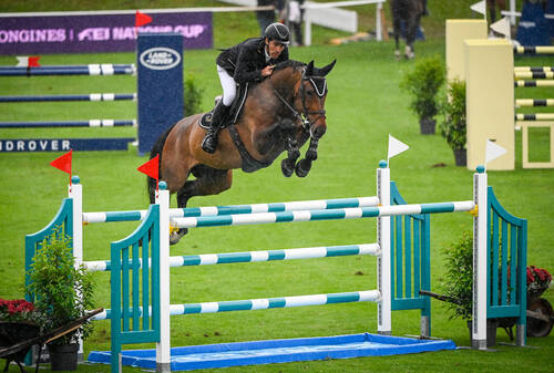 A Brazilian ahead of four Swiss