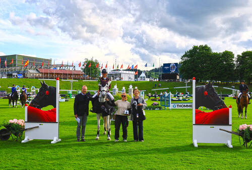The helpers are the focus of the Stadtwerke helper jumping event.