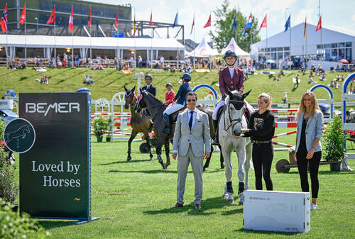 Horsemanship Award for Paris Sellon