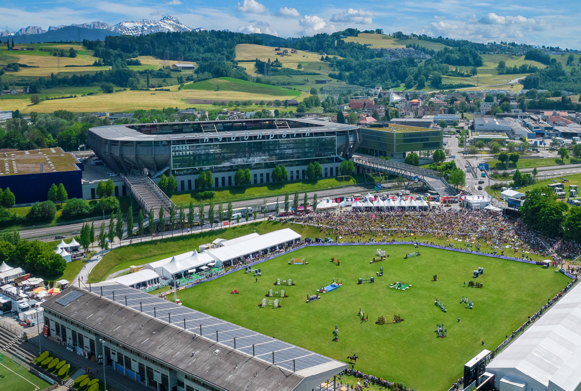 Das offizielle Springreitturnier der Schweiz mit dem einzigartigen Nationenpreis bietet mit Weltklasse-Pferdesport, Shows, Musik und Genuss beste Unterhaltung für Gross und Klein.