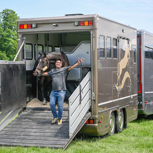 Riders and horses well arrived!