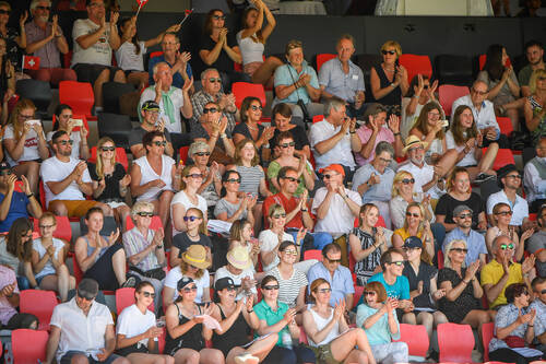 Zuschauer auf der Tribüne im Gründenmoos