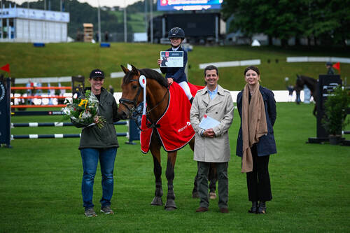 Hedda Fluri and Alkapone Lady in the Volunteer Jumping Competition